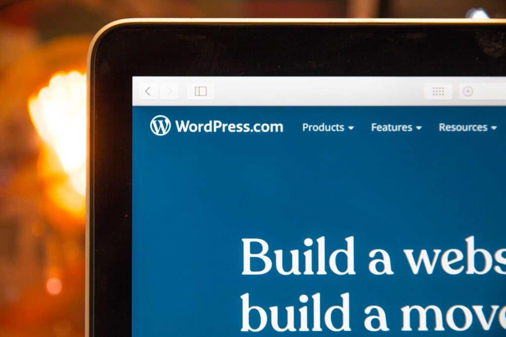 Comment sont organisés les dossiers inclus dans WordPress?